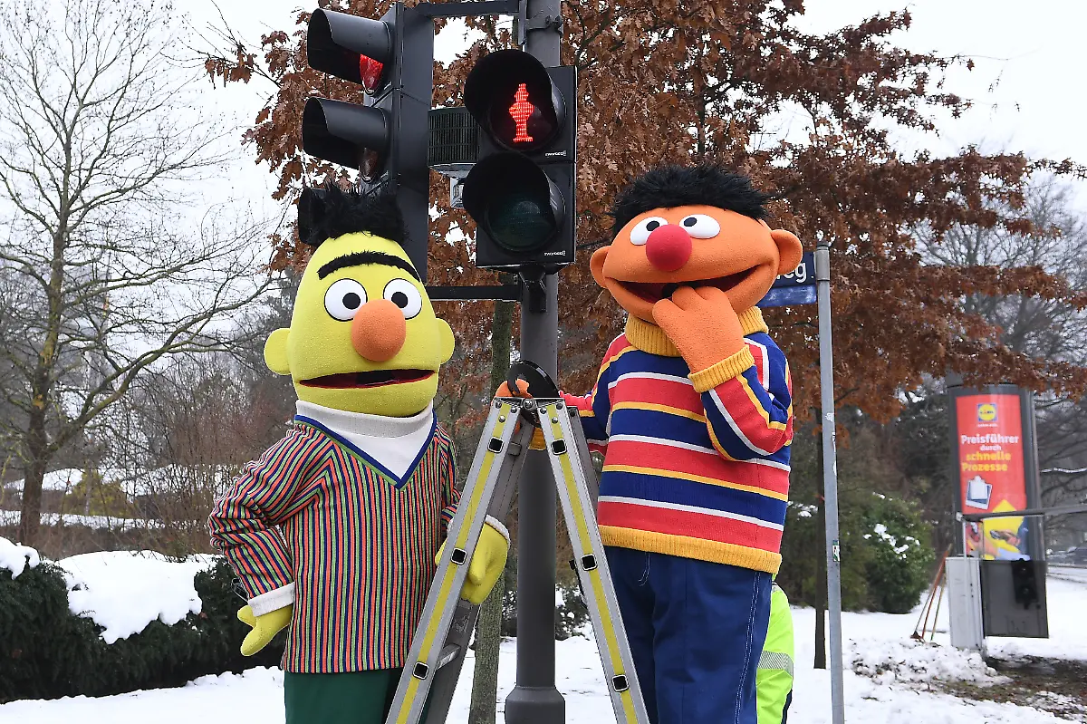 Ampeln-fuer-die-Sesamstrasse-am-13-01-2026-in-Hamburg-Ernie-und-Bert-werden-zu-Ampelmaennchen-Die-Fussgaengerampeln-Nahe-der-Hamburger-NDR-Standorte-bekommen-ein-entsprechendes-Sesamstrassen-Makeover-Ab-sofort-gilt-dort-Bei-Bert-bleibst-du-stehen-bei-Ernie-kannst-du-gehen