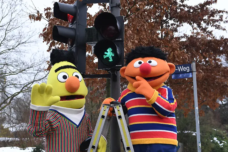 Ampeln-fuer-die-Sesamstrasse-am-13-01-2026-in-Hamburg-Ernie-und-Bert-werden-zu-Ampelmaennchen-Die-Fussgaengerampeln-Nahe-der-Hamburger-NDR-Standorte-bekommen-ein-entsprechendes-Sesamstrassen-Makeover-Ab-sofort-gilt-dort-Bei-Bert-bleibst-du-stehen-bei-Ernie-kannst-du-gehen