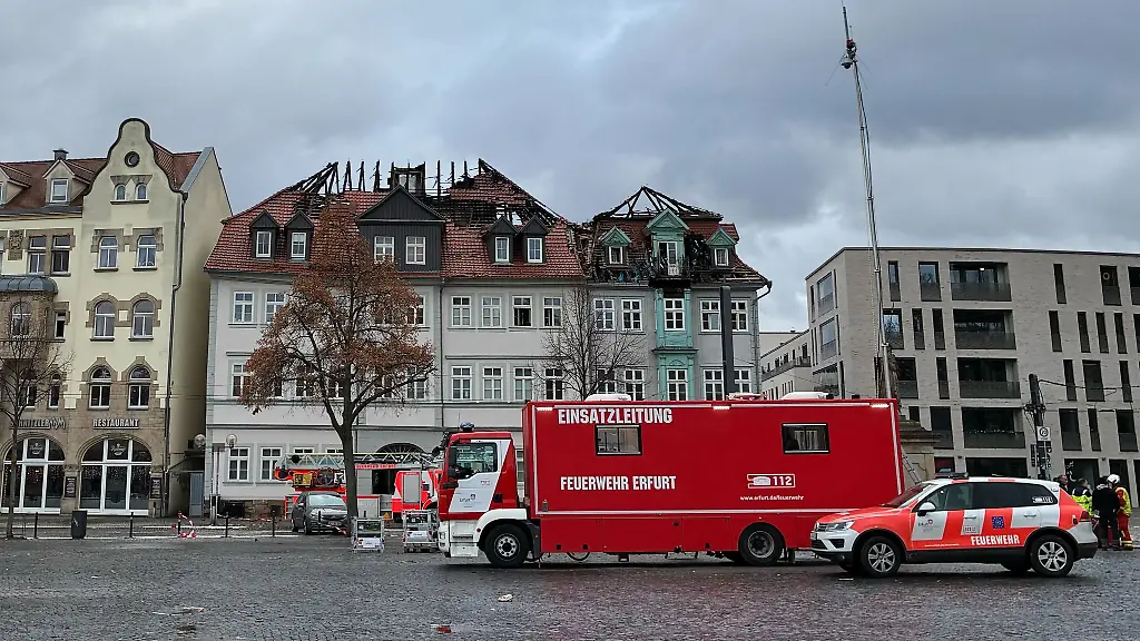 An-dem-bei-dem-Brand-in-der-Silvesternacht-schwerbeschaedigten-Eckhaus-erfolgen-in-den-kommenden-zwei-Wochen-Abbrucharbeiten