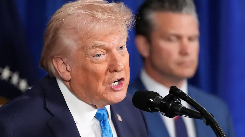 Praesident-Donald-Trump-spricht-in-seinem-Club-Mar-a-Lago-am-Samstag-3-Januar-2026-in-Palm-Beach-Florida-waehrend-Verteidigungsminister-Pete-Hegseth-zuhoert