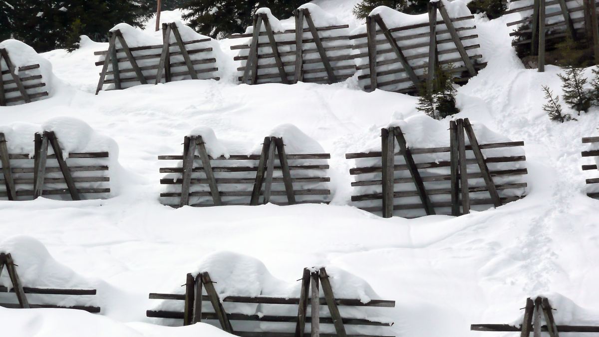im-skigebiet-sportgastein-schneebrett-dr-ckt-jungen-gegen-lawinenverbauung-tot