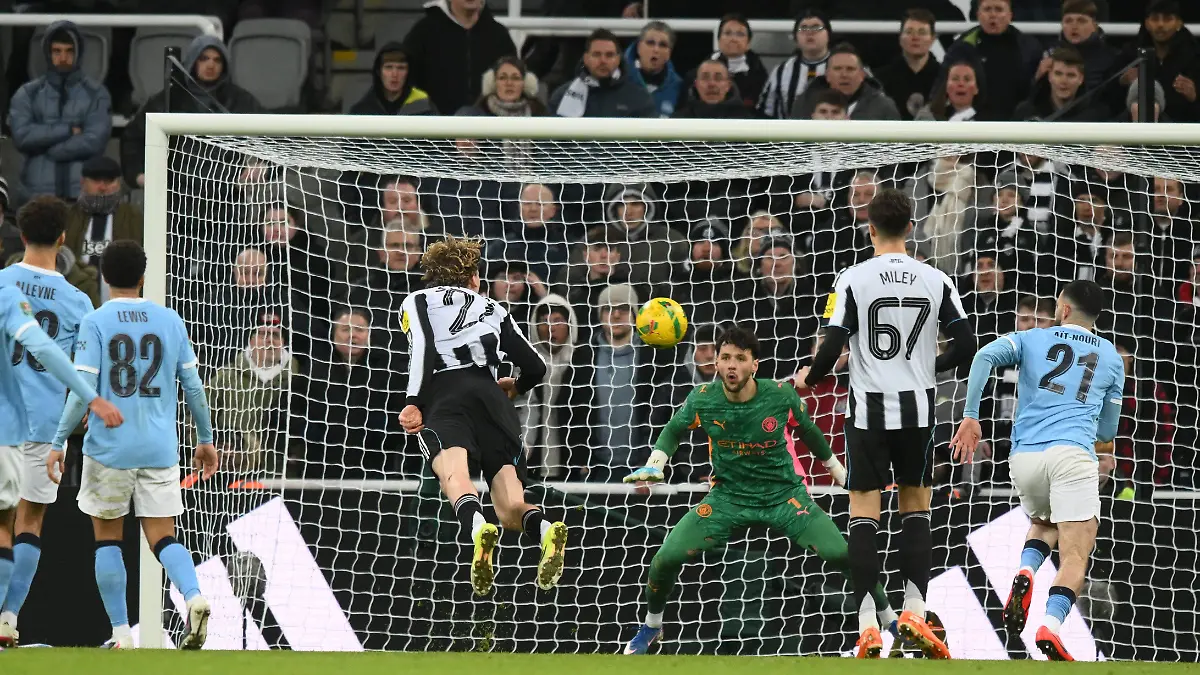 Nick-Woltemade-of-Newcastle-United-puts-a-header-wide-of-goal-Newcastle-United-v-Manchester-City-EFL-Carabao-Cup-Semi-Final-First-Leg-Football-St-James-Park-Newcastle-UK-13-Jan-2026Newcastle-St-James-Park-United-Kingdom-EDITORIAL-USE-ONLY-No-use-with-unauthorised-audio-video-data-fixture-lists-club-league-logos-or-live-services-Online-in-match-use-limited-to-120-images-no-video-emulation-No-use-in-betting-games-or-single-club-league-player-publications