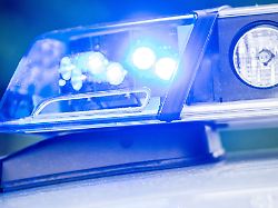 Rheinland-Pfalz & Saarland: Auto erfasst Fußgängerin – 74-Jährige schwer verletzt