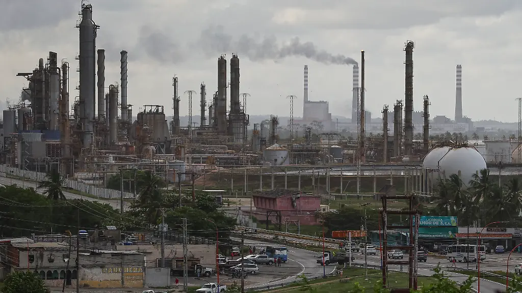 Blick-aus-dem-Viertel-El-Faro-auf-die-Raffinerie-El-Palito-der-venezolanischen-staatlichen-Erdoelgesellschaft-PDVSA