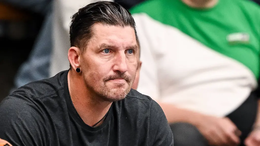 Goeppingen-Deutschland-03-09-25-Sportvorstand-Stefan-Kretzschmar-Fuechse-Berlin-Schaut-waehrend-des-Daikin-Handball-Bundesliga-Spiels-zwischen-FRISCH-AUF-Goeppingen-vs-Fuechse-Berlin-in-der-EWS-Arena-am-03-September-2025-in-Goeppingen-Deutschland-Foto-von-Harry-Langer-DeFodi-Images-Goeppingen-Germany-03-09-25-Sportvorstand-Stefan-Kretzschmar-Fuechse-Berlin-Looks-on-during-the-Daikin-Handball-Bundesliga-match-between-FRISCH-AUF-Goeppingen-vs-Fuechse-Berlin-at-EWS-Arena-on-September-3-2025-in-Goeppingen-Germany