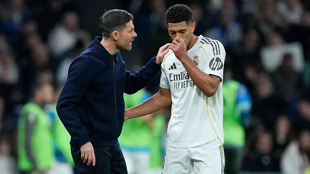 December-20-2025-Madrid-Madrid-Spain-Xabi-Alonso-head-coach-of-Real-Madrid-talks-to-Jude-Bellingham-of-Real-Madrid-CF-during-the-Spanish-League-LaLiga-EA-Sports-football-match-played-between-Real-Madrid-and-Sevilla-FC-at-Bernabeu-Stadium-on-December-20-2025-in-Madrid-Spain-Madrid-Spain-ZUMAa181-20251220-zaa-a181-245-Copyright-xOscarxJ