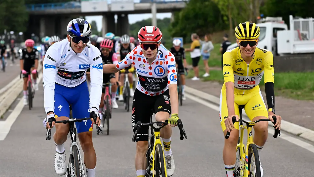 Tour-de-France-2025-Stage-21-PARIS-CHAMPS-ELYSEES-FRANCE-JULY-27-Lipowitz-Florian-GER-of-Red-Bull-BORA-Hansgrohe-Vingegaard-Jonas-DEN-of-Team-Visma-Lease-a-Bike-Pogacar-Tadej-SLO-of-UAE-Team-Emirates-during-stage-21-of-the-112th-edition-of-Tour-de-France-an-UCI-World-Tour-2