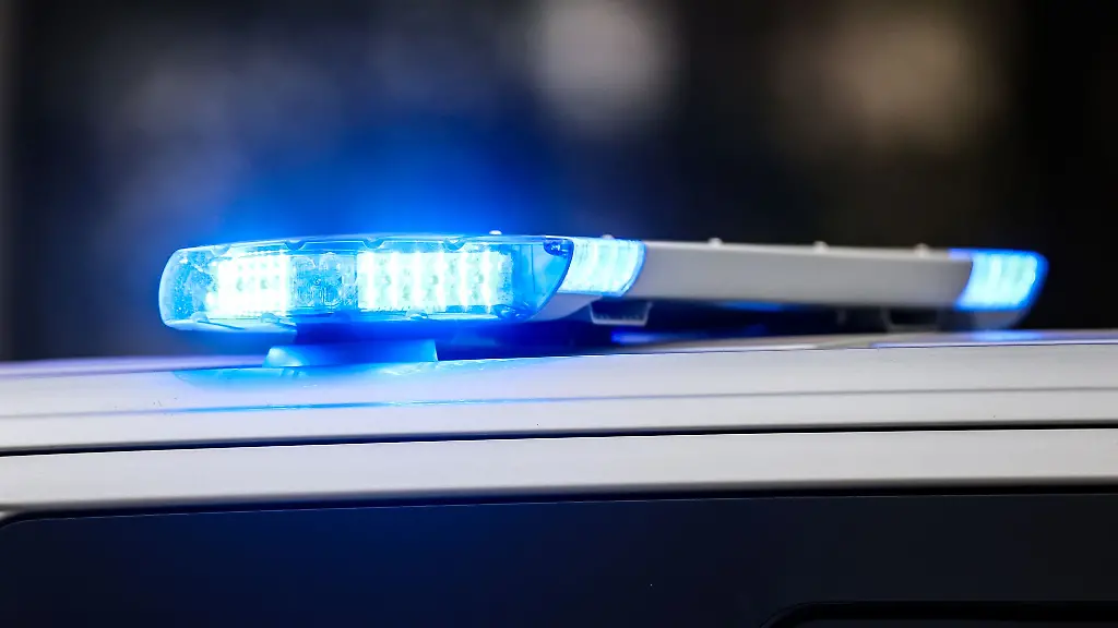 Polizei-und-Rettungskraefte-bargen-den-verletzten-Fussgaenger