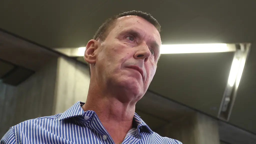 Manfred-Genditzki-steht-nach-der-Urteilsverkuendung-im-Wiederaufnahmeverfahren-um-den-sogenannten-Badewannen-Mordfall-vor-der-Presse-Im-Muenchner-Prozess-um-den-sogenannten-Badewannen-Mord-von-Rottach-Egern-ist-der-angeklagte-Manfred-Genditzki-am-Freitag-freigesprochen-worden-zu-dpa-Justizopfer-Genditzki-bekommt-1-3-Mio