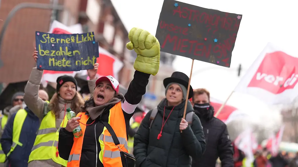 Teilnehmerinnen-und-Teilnehmer-demonstrieren-waehrend-des-Warnstreiks-auf-dem-Bahnhofsvorplatz-in-Bergedorf