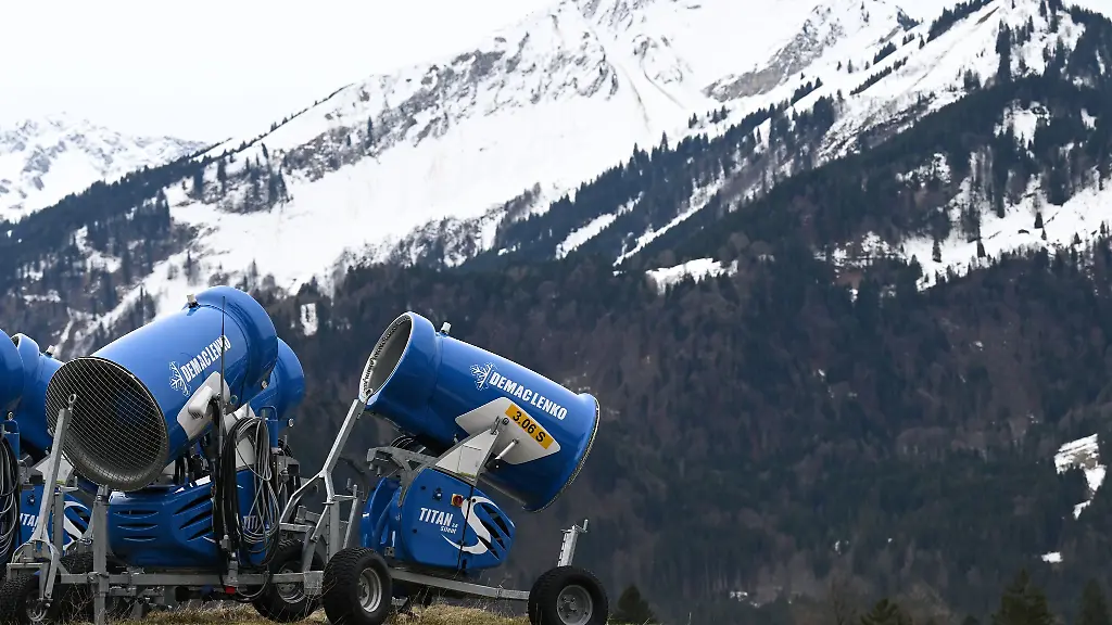 Staatliche-Foerdergelder-fuer-Schneekanonen-Die-neue-Foerderrichtlinie-in-Bayern-sieht-das-nicht-mehr-vor-zum-Aerger-von-Wirtschaftsminister-Hubert-Aiwanger-Freie-Waehler