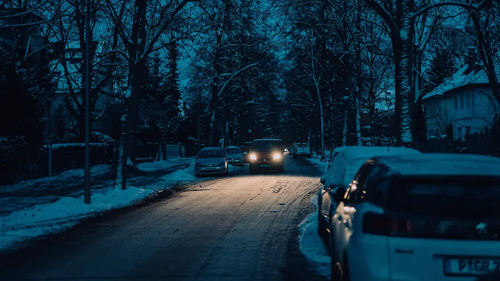 05-01-2026-Berlin-Szenen-aus-Berlin-Zehlendorf-und-Lichterfelde-an-Tag-drei-des-Blackouts-Zehntausende-Menschen-im-Suedwesten-der-Hauptstadt-haben-keinen-Strom-Abgebildet-Dunkle-Strassen-und-spaerlich-beleuchtete-Fenster-in-der-Sven-Hedin-Strasse-Verwendung-ab-1-2-Seite-oder-Titelverwendung-in-jedem-Fall-nur-nach-Freigabe-moeglich