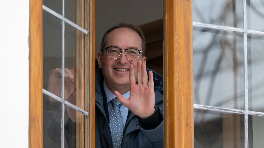 Alexander-Dobrindt-CSU-Bundesinnenminister-gruesst-waehrend-der-Pressekonferenz-zum-Abschluss-der-dreitaegigen-Klausurtagung-der-CSU-Bundestagsfraktion-im-Kloster-Seeon-aus-einem-Fenster-der-Tagungsstaette