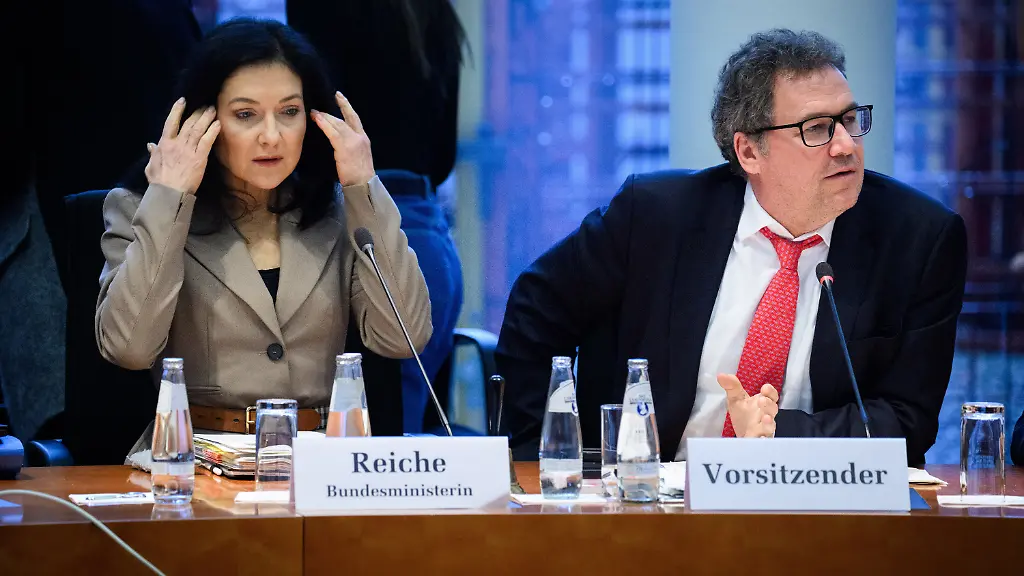 Katherina-Reiche-CDU-Bundesministerin-fuer-Wirtschaft-und-Energie-sitzt-in-der-22-Sitzung-des-Bundestags-Ausschusses-fuer-Wirtschaft-und-Energie-im-Deutschen-Bundestag-neben-dem-Ausschussvorsitzenden-Christian-Freiherr-von-Stetten-r-CDU-Laut-Tagesordnung-soll-ein-Gespraech-mit-Bundesministerin-Reiche-ueber-Vorwuerfe-moeglicher-Interessenskonflikte-stattfinden