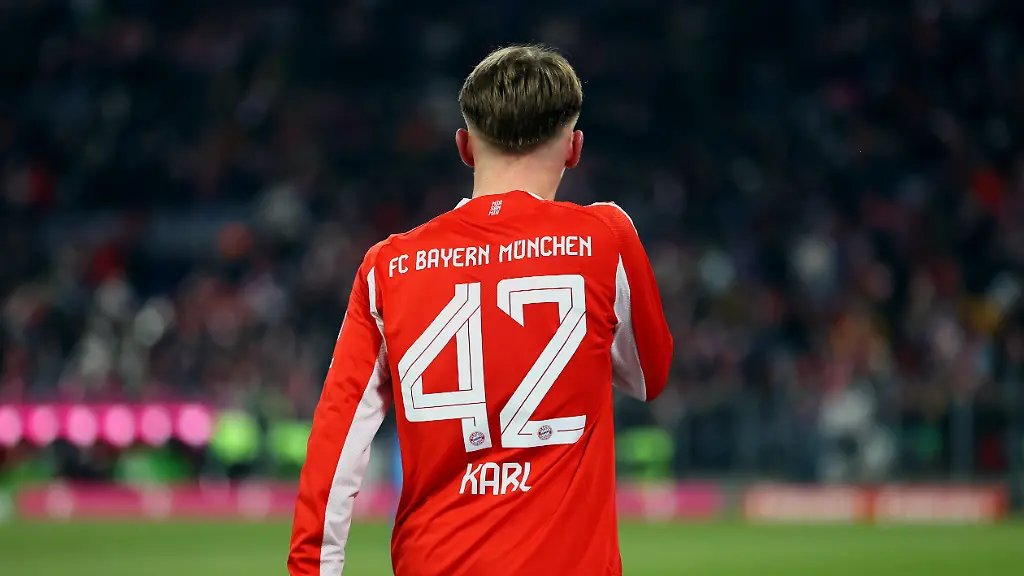 Fussball-Herren-Bundesliga-Bundesliga-Saison-2025-2026-FC-FC-Bayern-Munich-VFL-Wolfsburg-Allianz-Arena-Lennart-Karl-FC-FC-Bayern-Munich-Rueckansicht-Schriftzug-42-Karl-Blick-von-hinten-DFB-DFL-regulations-prohibit-any-use-of-photographs-as-image-sequences-and-or-quasi-video