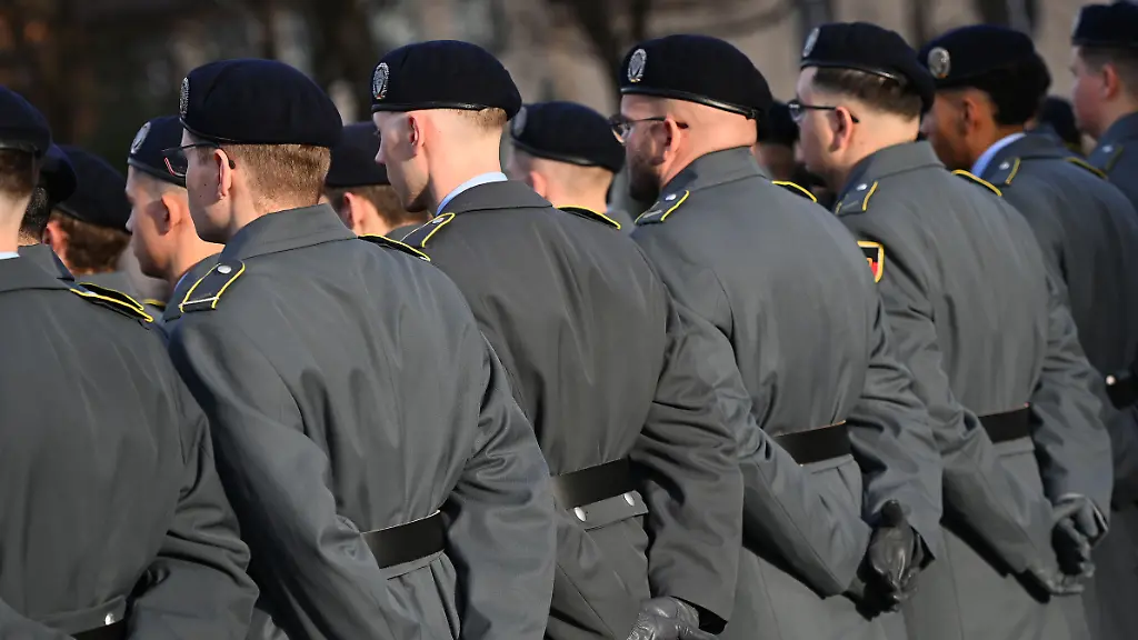 Feierliches-Geloebnis-der-Rekruten-am-12-11-2025-anlaesslich-70-Jahre-Bundeswehr-auf-dem-Mariahilfplatz-in-Muenchen-Soldaten-und-Soldatinnen-schwoeren-ihre-Treue-Aufmarsch-Aufstellung