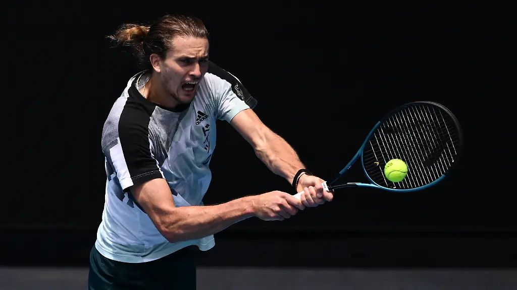 Alexander-Zverev-aus-Deutschland-spielt-waehrend-des-Trainings-vor-dem-Australian-Open-Tennisturnier-im-Melbourne-Park-in-Melbourne-eine-Rueckhand