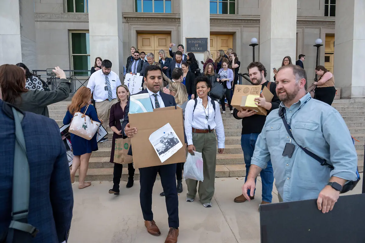 Members-of-the-Pentagon-press-corp-carry-their-belongings-out-of-the-Pentagon-after-turning-in-their-press-credentials-Wednesday-Oct-15-2025-in-Washington