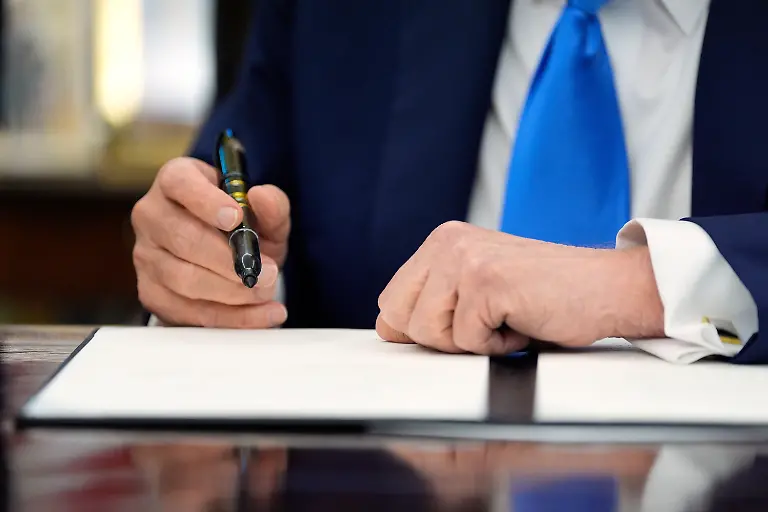 President-Donald-Trump-signs-the-Gold-Card-executive-order-in-the-Oval-Office-of-the-White-House-Monday-Sept-15-2025-in-Washington