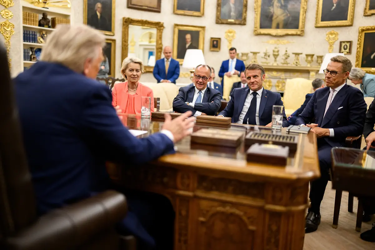 August-18-2025-Washington-District-Of-Columbia-USA-President-Donald-Trump-meets-with-U-K-Prime-Minister-Keir-Starmer-Italian-Prime-Minister-Giorgia-Meloni-European-Commission-President-Ursula-von-der-Leyen-German-Chancellor-Friedrich-Merz-French-President-Emmanuel-Macron-Finnish-President-Alexander-Stubb-Ukrainian-President-Volodymyr-Zelenskyy-and-NATO-Secretary-General-Mark-Rutte-after-his-call-with-Russian-President-Vladimir-Putin-Monday-August-18-2025-in-the-Oval-Office