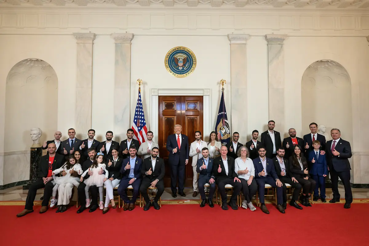 President-Donald-Trump-poses-for-a-photo-with-a-group-of-recently-freed-Israeli-hostages-in-the-Cross-Hall-of-the-White-House-Thursday-November-20-2025