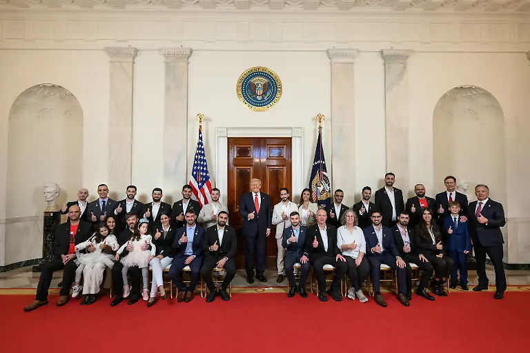 President-Donald-Trump-poses-for-a-photo-with-a-group-of-recently-freed-Israeli-hostages-in-the-Cross-Hall-of-the-White-House-Thursday-November-20-2025