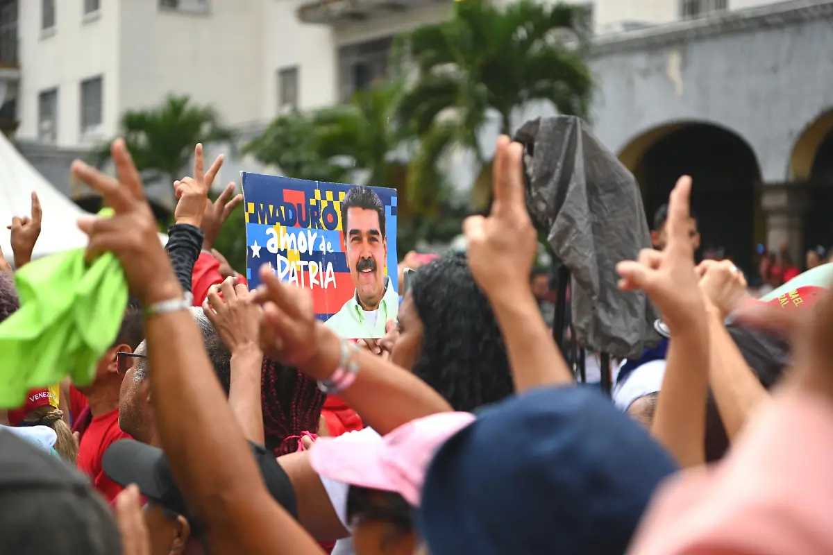 260108-CARACAS-Jan-8-2026-Xinhua-People-participate-in-a-rally-in-Caracas-Venezuela-on-Jan-7-2026-A-demonstration-was-held-in-the-Venezuelan-capital-of-Caracas-on-Wednesday-in-which-participants-advocated-the-defense-of-national-sovereignty-and-demanded-that-the-U-S-government-release-Venezuelan-President-Nicolas-Maduro-and-his-wife