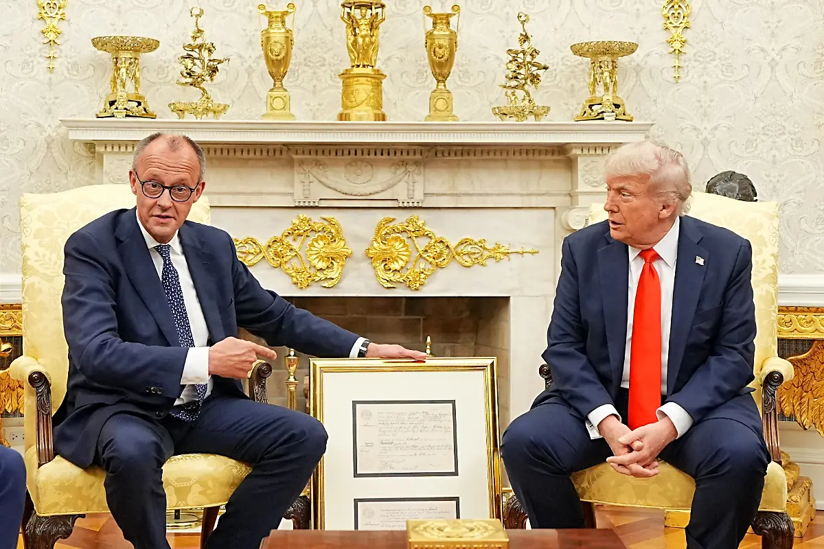 US-Praesident-Donald-Trump-r-empfaengt-Bundeskanzler-Friedrich-Merz-CDU-im-Oval-Office-im-Weissen-Haus-Merz-ueberreichte-ein-Faksimile-der-Geburtsurkunde-oben-deutsche-unten-englische-Fassung-von-Friedrich-spaeter-Frederick-Trump-Grossvater-von-US-Praesident-Donald-Trump-als-Gastgeschenk-Es-ist-das-erste-Treffen-zwischen-beiden-Politikern-seit-Amtsantritt-von-Trump-und-Merz