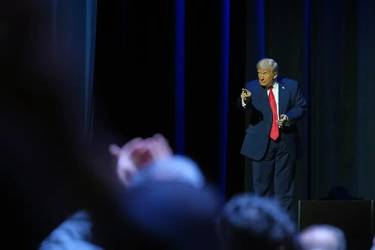 President-Donald-Trump-gestures-to-the-crowd-at-the-Detroit-Economic-Club-at-the-MotorCity-Casino-Hotel-Tuesday-Jan-13-2026-in-Detroit