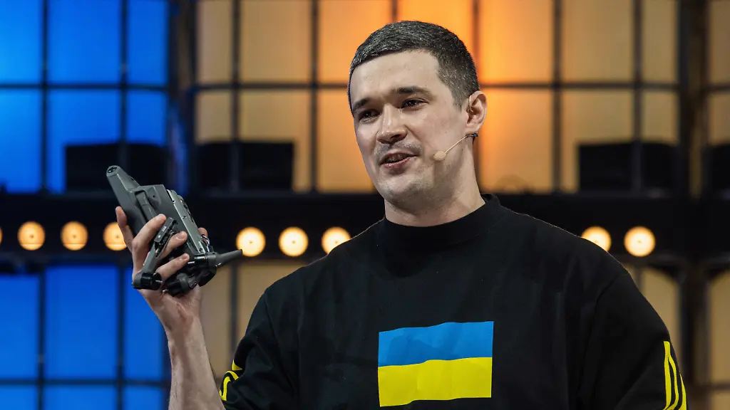 Mychajlo-Fedorow-stellvertretender-Premierminister-der-Ukraine-und-Minister-fuer-digitale-Transformation-spricht-am-dritten-Tag-des-Web-Summit-2022-Die-groesste-Technologiekonferenz-der-Welt-findet-vom-1-bis-4-November-statt