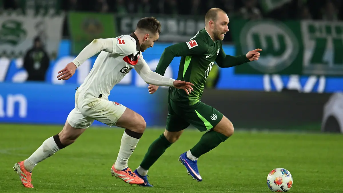 Fussball-Bundesliga-VfL-Wolfsburg-FC-St-Pauli-17-Spieltag-Volkswagen-Arena-Christian-Eriksen-r-VfL-Wolfsburg-am-Ball-im-Zweikampf-mit-James-Sands-FC-St-Pauli