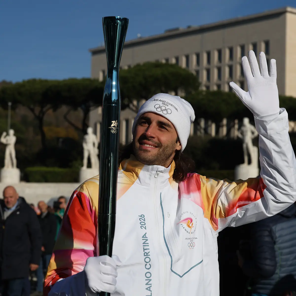 Der-itanlienische-Hochspringer-Gianmarco-Tamberi-traegt-die-Fackel-der-Olympischen-Winterspiele-2026-in-Mailand-Cortina-in-Rom-als-sie-ihre-Reise-durch-Italien-beginnt
