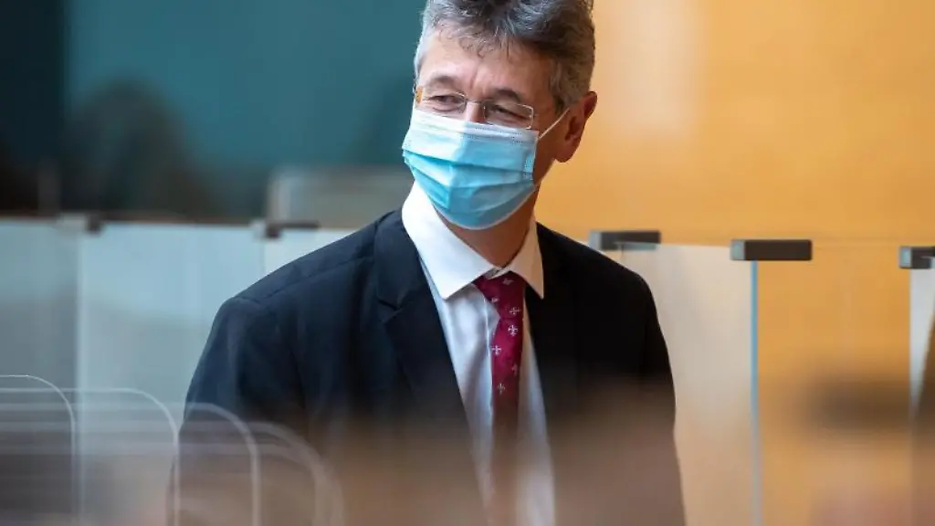 Michael-Piazolo-Kultusminister-von-Bayern-sitzt-im-Landtag