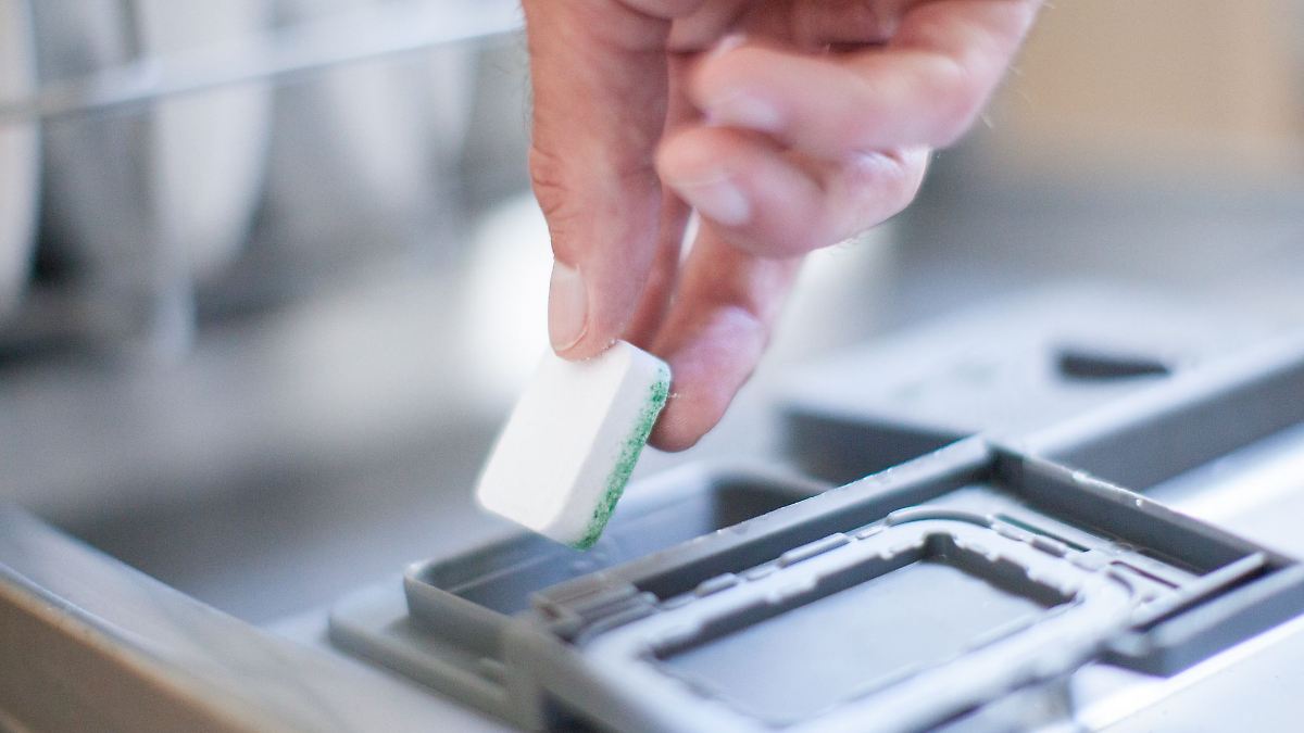 Die-Umwelt-nicht-vergessen-Tabs-oder-Pulver-Daran-beim-Geschirrsp-len-denken