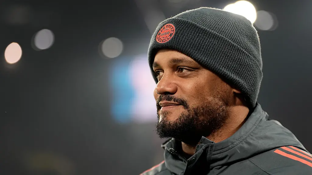 Bayern-s-head-coach-Vincent-Kompany-looks-on-during-warm-up-before-the-German-Bundesliga-soccer-match-between-1-FC-Koln-and-FC-Bayern-Munich-in-Cologne-Germany-Wednesday-Jan-14-2026