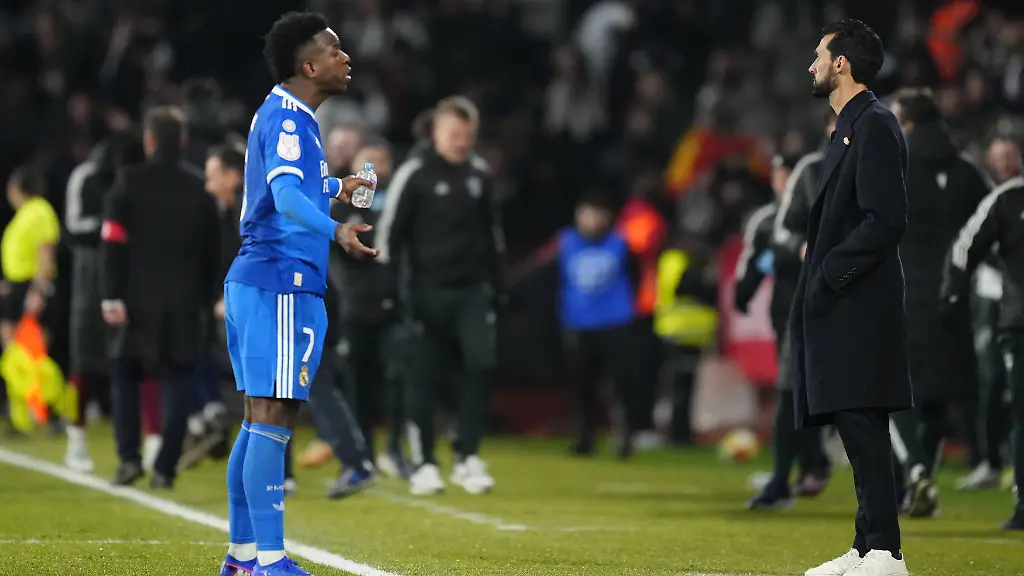 Albacete-Balompie-v-Real-Madrid-Copa-del-Rey-ALBACETE-SPAIN-JANUARY-14-Vinicius-Junior-left-winger-of-Real-Madrid-and-Brazil-protest-to-Alvaro-Arbeloa-head-coach-of-Real-Madrid-after-Albacete-s-second-goal-during-the-Copa-del-Rey-round-of-16-match-between-Albacete-Balompie-and-Real-Madrid-at-Estadio-Carlos-Belmonte-on-January-14-2026-in-Albacete-Spain-Jose-Hernandez-Anadolu-Albacete-Spain-Editorial-use-only-Please-get-in-touch-for-any-other-usage