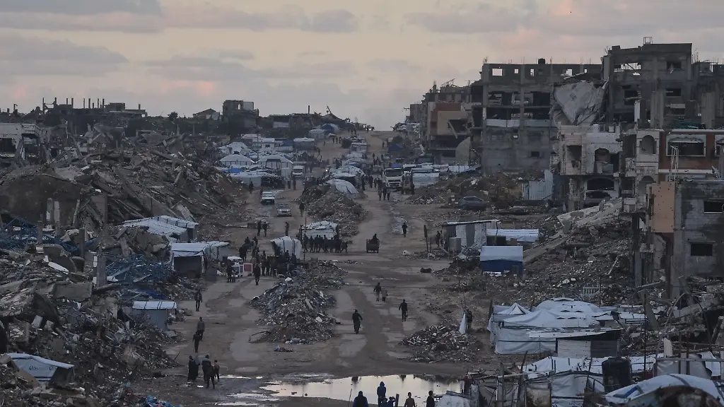 Palaestinenser-gehen-an-zerstoerten-Gebaeuden-im-noerdlichen-Gazastreifen