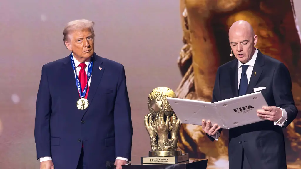FIFA-World-Cup-WM-Weltmeisterschaft-Fussball-2026-Official-Draw-US-President-Donald-Trump-receives-the-FIFA-Peace-Prize-from-FIFA-President-Gianni-Infantino-at-the-official-draw-for-the-2026-FIFA-World-Cup-at-the-John-F-Kennedy-Center-for-the-Performing-Arts-on-December-5-2025-in-Washington-D-C-The-2026-FIFA-World-Cup-will-take-place-between-June-11-and-July-19-with-the-participation-of-48-national-teams-and-the-matches-will-be-played-in-the-United-States-Mexico-and-Canada-This-will-be-the-first-time-the-international-sporting-event-will-be-hosted-by-three-countries