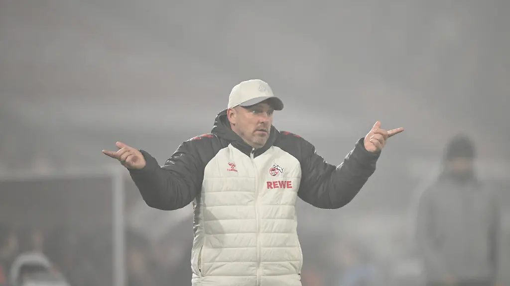 14-01-2026-Nordrhein-Westfalen-Koeln-Fussball-Bundesliga-1-FC-Koeln-Bayern-Muenchen-17-Spieltag-RheinEnergieStadion-Trainer-Lukasz-Kwasniok-1-FC-Koeln-reagiert-an-der-Seitenlinie-WICHTIGER-HINWEIS-Gemaess-den-Vorgaben-der-DFL-Deutsche-Fussball-Liga-bzw-des-DFB-Deutscher-Fussball-Bund-ist-es-untersagt-in-dem-Stadion-und-oder-vom-Spiel-angefertigte-Fotoaufnahmen-in-Form-von-Sequenzbildern-und-oder-videoaehnlichen-Fotostrecken-zu-verwerten-bzw-verwerten-zu-lassen