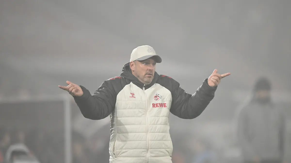 14-01-2026-Nordrhein-Westfalen-Koeln-Fussball-Bundesliga-1-FC-Koeln-Bayern-Muenchen-17-Spieltag-RheinEnergieStadion-Trainer-Lukasz-Kwasniok-1-FC-Koeln-reagiert-an-der-Seitenlinie-WICHTIGER-HINWEIS-Gemaess-den-Vorgaben-der-DFL-Deutsche-Fussball-Liga-bzw-des-DFB-Deutscher-Fussball-Bund-ist-es-untersagt-in-dem-Stadion-und-oder-vom-Spiel-angefertigte-Fotoaufnahmen-in-Form-von-Sequenzbildern-und-oder-videoaehnlichen-Fotostrecken-zu-verwerten-bzw-verwerten-zu-lassen