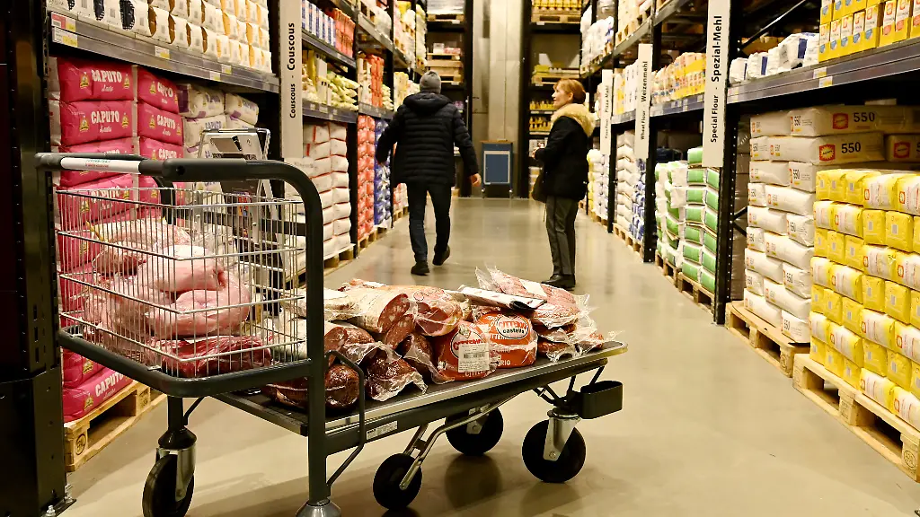 Frankfurt-8-Dezember-2025-Die-ersten-Kunden-bei-der-Eroeffnung-des-Hamberger-Grossmarkt-mit-mehr-als-10-000-Quadratmetern-Verkaufsflaeche-und-mehr-als-45-000-Artikeln