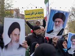 "Werden es uns ansehen" : Trump hält sich Militärintervention gegen Mullahs offen