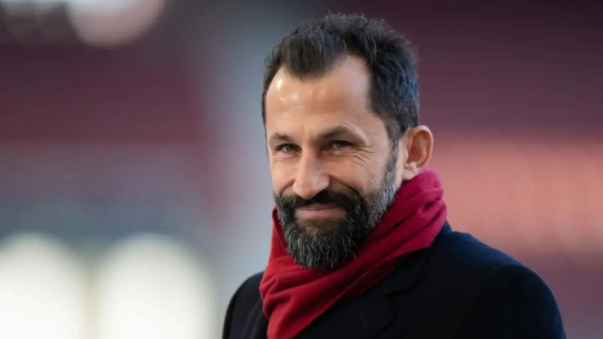 Muenchens-Sportdirektor-Hasan-Salihamidzic-steht-vor-einem-Spiel-im-Stadion