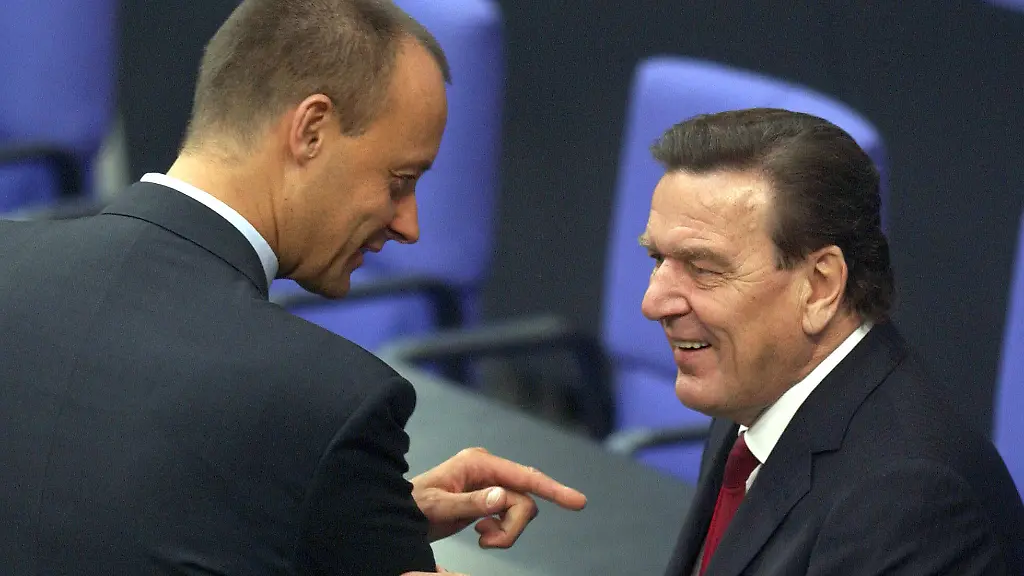 Bundeskanzler-Gerhard-Schroeder-r-und-der-CDU-Politiker-Friedrich-Merz-unterhalten-sich-am-Dienstag-18-10-2005-im-Plenarsaal-des-Berliner-Reichstagsgebaeudes-Das-Parlament-ist-erstmals-nach-den-Bundestagswahlen-in-seiner-neuen-Besetzung-zusammengekommen-um-den-Bundestagspraesidenten-und-seine-Stellvertreter-zu-waehlen