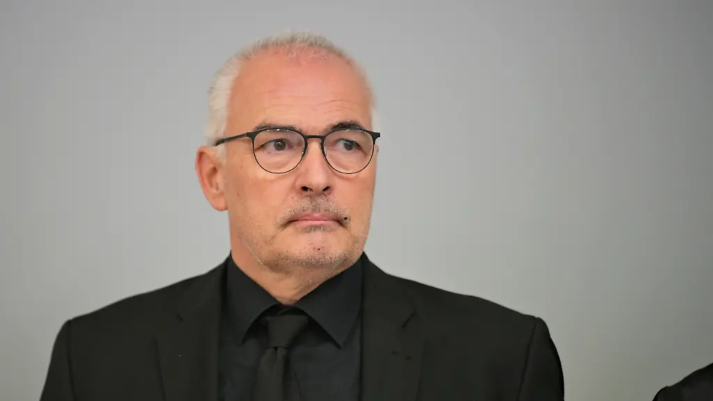 ARCHIV-09-01-2026-Bayern-Muenchen-Der-Angeklagte-Axel-Fischer-Ex-CDU-Parlamentarier-aus-dem-Wahlkreis-Karlsruhe-Land-M-kommt-vor-Prozessbeginn-wegen-Bestechlichkeitsvorwuerfen-in-der-sogenannten-Aserbaidschan-Affaere-in-einen-Gerichtssaal-vom-Oberlandesgericht-In-einem-ersten-Prozess-hatte-das-Gericht-einen-Ex-CSU-Bundestagsabgeordneten-zu-einer-Freiheitsstrafe-von-neun-Monaten-auf-Bewaehrung-verurteilt-Fischer-war-auch-dort-bereits-angeklagt-gewesen-das-Gericht-hatte-den-Prozess-aber-dann-abgetrennt