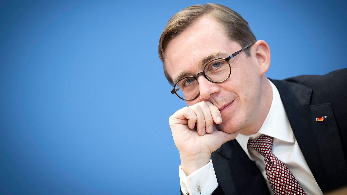 Nur-mit-der-Mutter-sehr-eng-Philipp-Amthor-will-seinen-Vater-nicht-kennenlernen