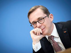 Nur mit der Mutter "sehr eng": Philipp Amthor will seinen Vater nicht kennenlernen