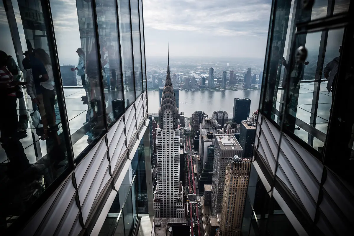 The-Chrysler-Builing-The-One-Vanderbilt-is-a-59-storey-American-residential-skyscraper-in-New-York-It-is-famous-for-the-fun-floors-and-panoramic-views-of-New-York-The-Summit-Manhattan-May-2022-Le-One-Vanderbilt-est-un-gratte-ciel-residentiel-americain-a-New-York-de-59-etages-Il-est-surtout-repute-pour-ses-etages-d-attraction-et-de-vues-panoramiques-sur-New-York-The-Summit-Manhattan-Mai-2022