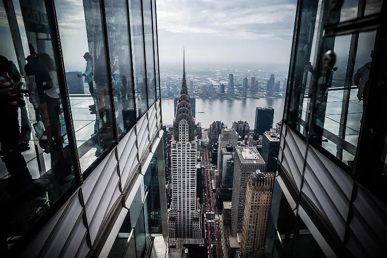 The-Chrysler-Builing-The-One-Vanderbilt-is-a-59-storey-American-residential-skyscraper-in-New-York-It-is-famous-for-the-fun-floors-and-panoramic-views-of-New-York-The-Summit-Manhattan-May-2022-Le-One-Vanderbilt-est-un-gratte-ciel-residentiel-americain-a-New-York-de-59-etages-Il-est-surtout-repute-pour-ses-etages-d-attraction-et-de-vues-panoramiques-sur-New-York-The-Summit-Manhattan-Mai-2022