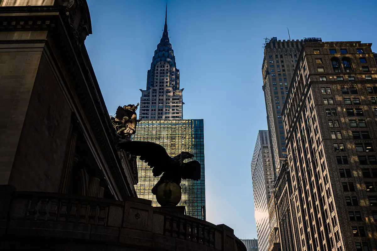 Kunst-Kultur-Reisen-Architekur-28-09-17-10-2023-New-York-USA-Chrysler-Building-Glitzernder-dank-seines-Turms-einst-als-hoechstes-Gebaeude-der-Welt-bekannter-Art-dA-co-Wolkenkratzer-von-1930-Grand-Central-Terminal-Bahnhof-New-York-New-York-USA-Art-Culture-Travel-Architecture-28-09-17-10-2023-New-York-USA-Chrysler-Building-Glittering-art-dA-co-skyscraper-from-1930-Grand-Central-Terminal-Train-Station-New-York-New-York-USA-once-known-as-the-tallest-building-in-the-world-thanks-to-its-tower